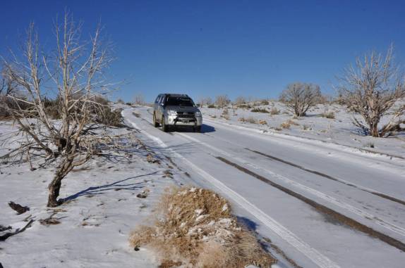 Estradas cobertas de neve na parte alta do belíssimo deserto de Mojave, na Califórnia, nos Estados Unidos